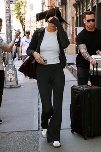 kendall-jenner-exiting-a-hotel-in-downtown-manhattan-05-07-2024-0.thumb.jpg.45ff8141a53df31140bb5a2c9acfa34f.jpg