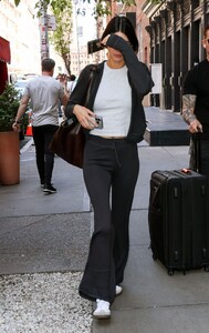 kendall-jenner-exiting-a-hotel-in-downtown-manhattan-05-07-2024-1.thumb.jpg.70e4141f1e4d841a7400436622a3f827.jpg
