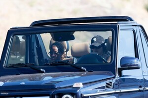 kendall-jenner-leaving-a-beach-in-malibu-07-16-2024-0.jpg