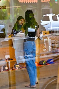 kendall-jenner-shopping-at-her-friend-s-store-cherry-in-west-hollywood-07-17-2024-0.jpg