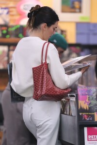 kendall-jenner-shops-for-vinyl-records-in-sherman-oaks-06-15-2024-1.jpg