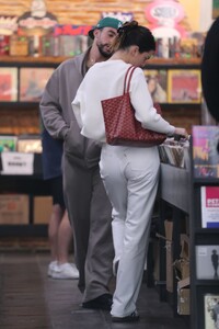 kendall-jenner-shops-for-vinyl-records-in-sherman-oaks-06-15-2024-4.jpg