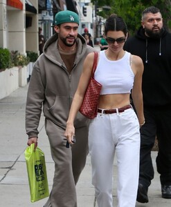 kendall-jenner-shops-for-vinyl-records-in-sherman-oaks-06-15-2024-5.jpg