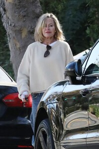 melanie-griffith-ou-in-los-angeles-12-02-2023-1.thumb.jpg.bd90a4dc478d7cdc3930199012266135.jpg
