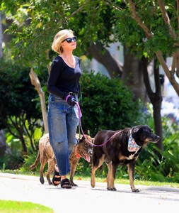 melanie-griffith-out-in-a-park-in-beverly-hills-06-18-2024-0.jpg