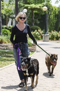 melanie-griffith-out-in-a-park-in-beverly-hills-06-18-2024-2.jpg