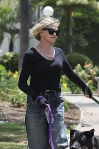 melanie-griffith-out-in-a-park-in-beverly-hills-06-18-2024-3.jpg