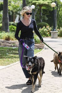 melanie-griffith-out-in-a-park-in-beverly-hills-06-18-2024-6.jpg