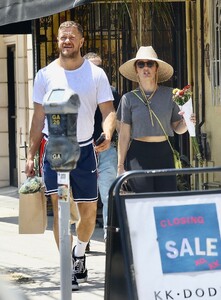 minka-kelly-and-dan-reynolds-grocery-shopping-in-los-angeles-07-18-2024-3.jpg