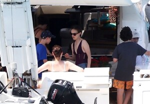 natalie-portman-at-solimar-beach-in-mykonos-island-07-03-2024-2.jpg