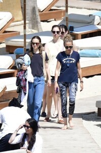 natalie-portman-at-solimar-beach-in-mykonos-island-07-03-2024-3.jpg