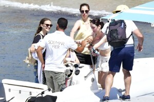 natalie-portman-at-solimar-beach-in-mykonos-island-07-03-2024-4.jpg