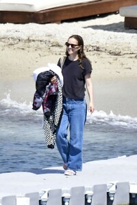 natalie-portman-at-solimar-beach-in-mykonos-island-07-03-2024-5.jpg