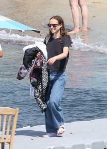 natalie-portman-at-solimar-beach-in-mykonos-island-07-03-2024-6.jpg