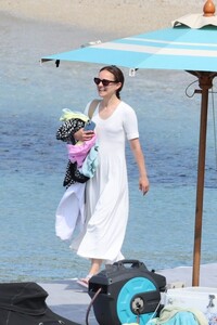 natalie-portman-in-a-white-summery-dress-in-mykonos-07-04-2024-1.jpg