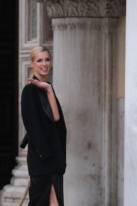 nicky-hilton-at-max-mara-resort-2025-at-the-doge-palace-in-venice-06-11-2024-7.jpg
