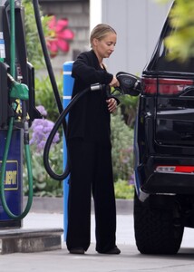 nicole-richie-gases-up-her-suv-in-santa-barbara-05-22-2024-1.jpg