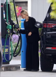 nicole-richie-gases-up-her-suv-in-santa-barbara-05-22-2024-2.jpg