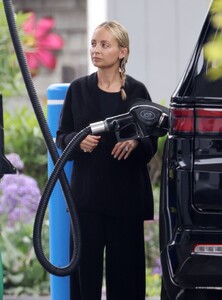 nicole-richie-gases-up-her-suv-in-santa-barbara-05-22-2024-3.jpg