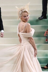 pamela-anderson-stuns-at-2024-met-gala-with-glamorous-makeover-4.jpg