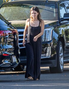 rachel-bilson-leaving-her-parents-home-in-la-07-21-2024-5.jpg