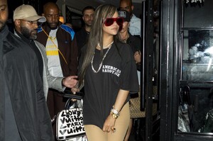 rihanna-s-effortlessly-chic-parisian-night-out-a-masterclass-in-casual-elegance-0.jpg