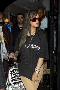 rihanna-s-effortlessly-chic-parisian-night-out-a-masterclass-in-casual-elegance-2.jpg