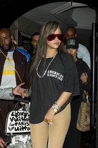 rihanna-s-effortlessly-chic-parisian-night-out-a-masterclass-in-casual-elegance-4.jpg