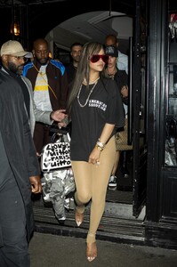 rihanna-s-effortlessly-chic-parisian-night-out-a-masterclass-in-casual-elegance-5.jpg