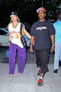 rihanna-s-nyc-street-style-where-hip-hop-meets-high-fashion-4.jpg