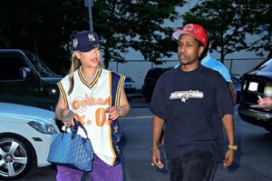 rihanna-s-nyc-street-style-where-hip-hop-meets-high-fashion-6.jpg