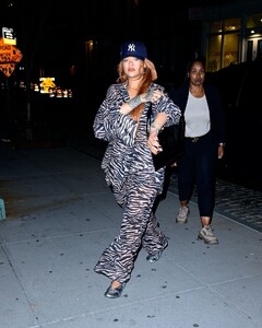 rihanna-s-wild-side-mastering-the-art-of-statement-streetwear-8.jpg