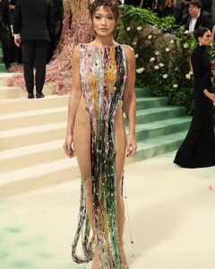 rita-ora-at-met-gala-2024-4.jpg