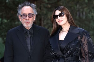 tim-burton-monica-bellucci-rome-070324_3821-581032cc7bed45a991a7eb24646e7245.thumb.jpg.64abb0c4617bc91bc33553d126398c08.jpg