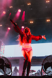 zara_larsson_bayside_2024_paoduell_8_53854278134_o.jpg