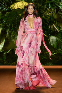 00003-roberto-cavalli-spring-2024-ready-to-wear-credit-gorunway.thumb.jpg.909e46a3c92e9cf89c3ac9ca998d99a2.jpg