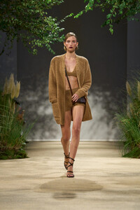 00020-max-mara-spring-2024-ready-to-wear-credit-gorunway.thumb.jpg.4aeab0f6a1d580f1123faf77d46cfaab.jpg