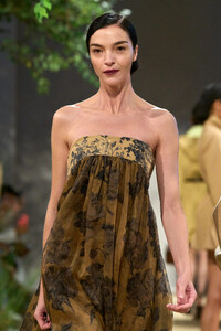 00057-max-mara-spring-2024-ready-to-wear-detail-credit-gorunway.thumb.jpg.db45120a5471b4203005d4bdf85fc4b0.jpg