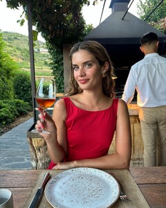 [2024.08.24] sarasampaio_456434377_18459177823058288_4639222049681667746_n.jpg