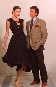 Carla_Bruni_with_Valentino_1989_01.thumb.jpg.1bd52a4d8f5fa596869e69eef2d38f31.jpg