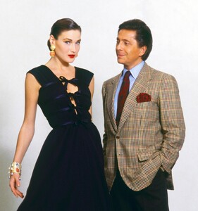 Carla_Bruni_with_Valentino_1989_02.thumb.jpg.6b39d235b45ac55ea31a6c5e6e3b12c1.jpg