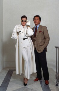 Carla_Bruni_with_Valentino_1989_03.thumb.jpg.fa18274706391b3bd4d0c24d29a398c2.jpg