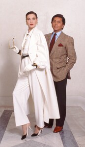 Carla_Bruni_with_Valentino_1989_04.thumb.jpg.5311caba37f13b56163aae23209b33c0.jpg