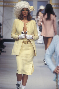 Chanel1993WomenRTW1.thumb.jpg.8c111b41aa1ea4d14b1d9b9628656280.jpg