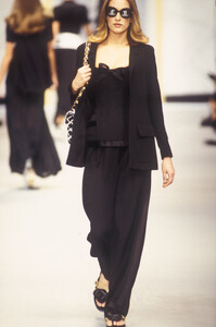 Chanel1993WomenRTW119.thumb.jpg.c35b21725394d9f9b5e6061bd62376a7.jpg