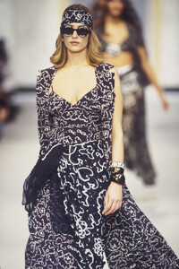 Chanel1993WomenRTW38.thumb.jpg.ba69e6c8171e211bfdda863c8082a31f.jpg