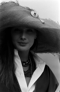 DKNY_Resort_1989_Carla_Bruni_33.jpg