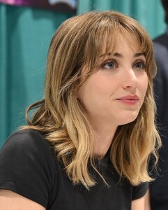 Emily_Rudd_(53626882292)_(cropped).jpg