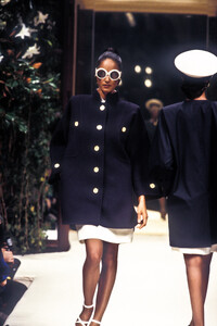 Givenchy1993HauteCoutureSS11.thumb.jpg.7760e3a57e4a7126eaa99f024c89ebd5.jpg