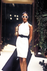Givenchy1993HauteCoutureSS12.thumb.jpg.203af9ee4246a77c26233a16057ddb9d.jpg